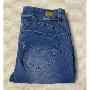 MISS POURED IN BLUE JEANS Women’s Capris size 8 (28x17 Msrd)